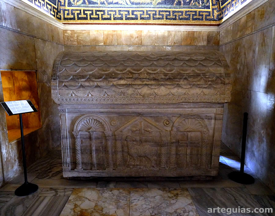 Uno de los 3 sarc&oacute;fagos que hay en el mausoleo de Gala Placidia en R&aacute;vena, Italia