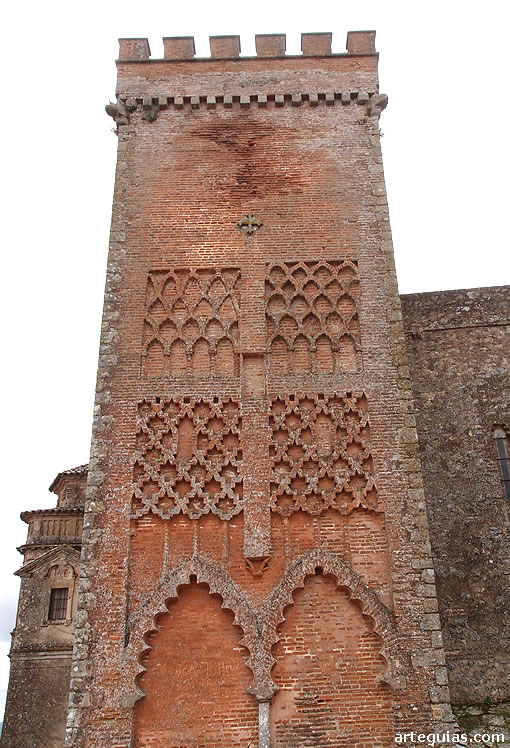 Campanario mudéjar de la iglesia prioral de Aracena