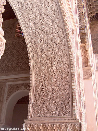 Atauriques en el intrad&oacute;s de uno de los arcos