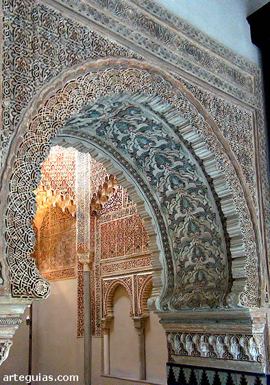 Arco de herradura angrelado de acceso a la sala de oraci&oacute;n