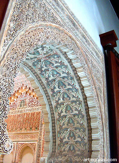 Suntuosidad decorativa en la puerta de entrada a la mezquita de la madraza granadina