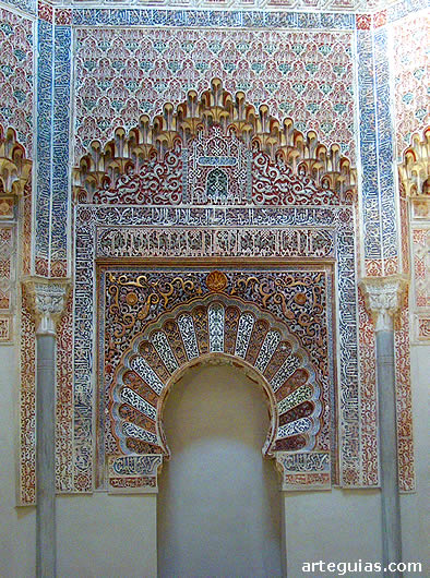 Madraza de Granada: sala de oraciones o mezquita. Se combinan formas heredadas de &eacute;poca omeya con nuevos aportes del mundo almohade y nazar&iacute;