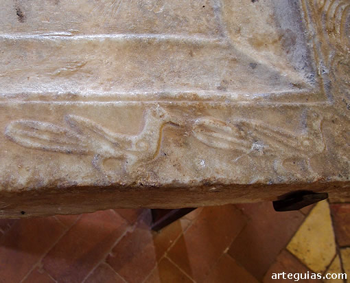 Detalle de la mesa de altar cristiana esculpida en época del Reino Hispanovisigodo de Toledo