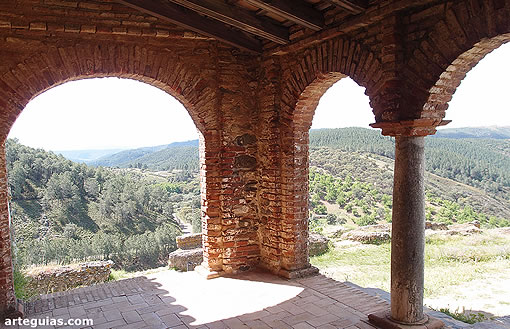 Pórtico construido en el costado oeste