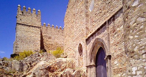 Iglesia y castillo de Santa Olalla del Cala