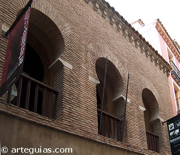 Exterior de la Mezquita de Torner&iacute;as
