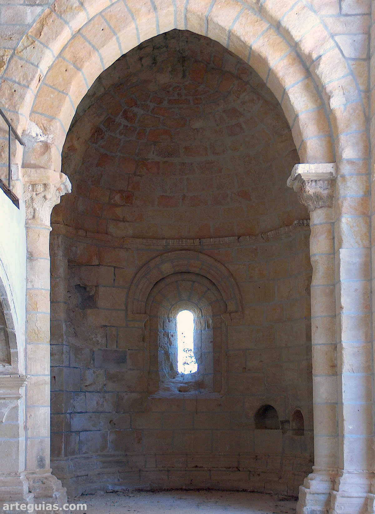 Ábside lateral de la iglesia