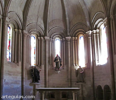 Interior del &aacute;bside central de la iglesia del monasterio