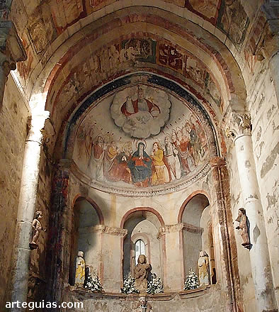&Aacute;bside central con sus pinturas en la b&oacute;veda