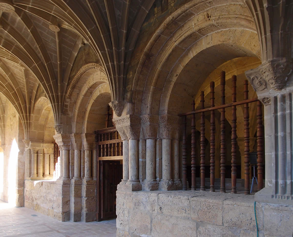 Acceso a la sala capitular desde el claustro del monasterio