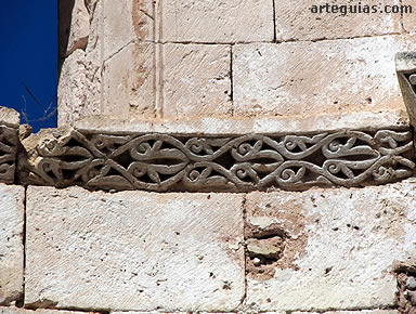 Decoraci&oacute;n rom&aacute;nica de la iglesia del siglo XI