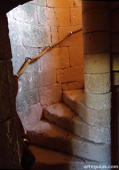 La escalera de la torre presenta una cuidad construcci&oacute;n con siller&iacute;a. Abundan las marcas de cantero