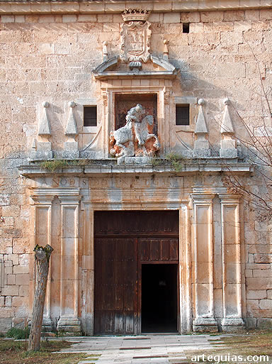 Fachada y puerta de ingreso al monasterio, del siglo  XVII