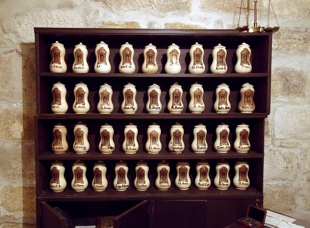 Tarros de la botica mon&aacute;stica