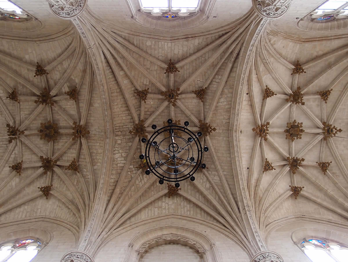 B&oacute;vedas estrelladas de crucer&iacute;a de la iglesia mon&aacute;stica