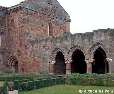 Brazo del transepto de la iglesia y entrada a la sala capitular