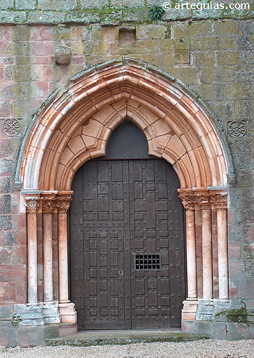 Bujedo de Juarros: puerta occidental de la iglesia