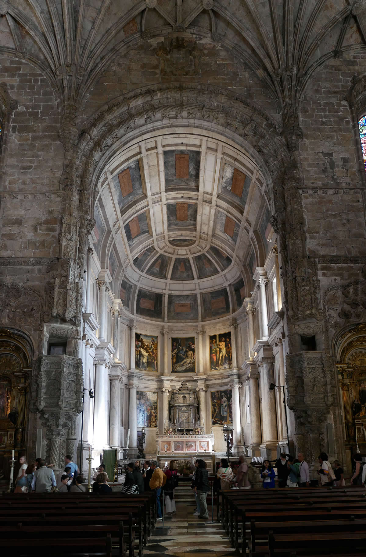 Interior de la cabecera de la iglesia de estilo renacentista