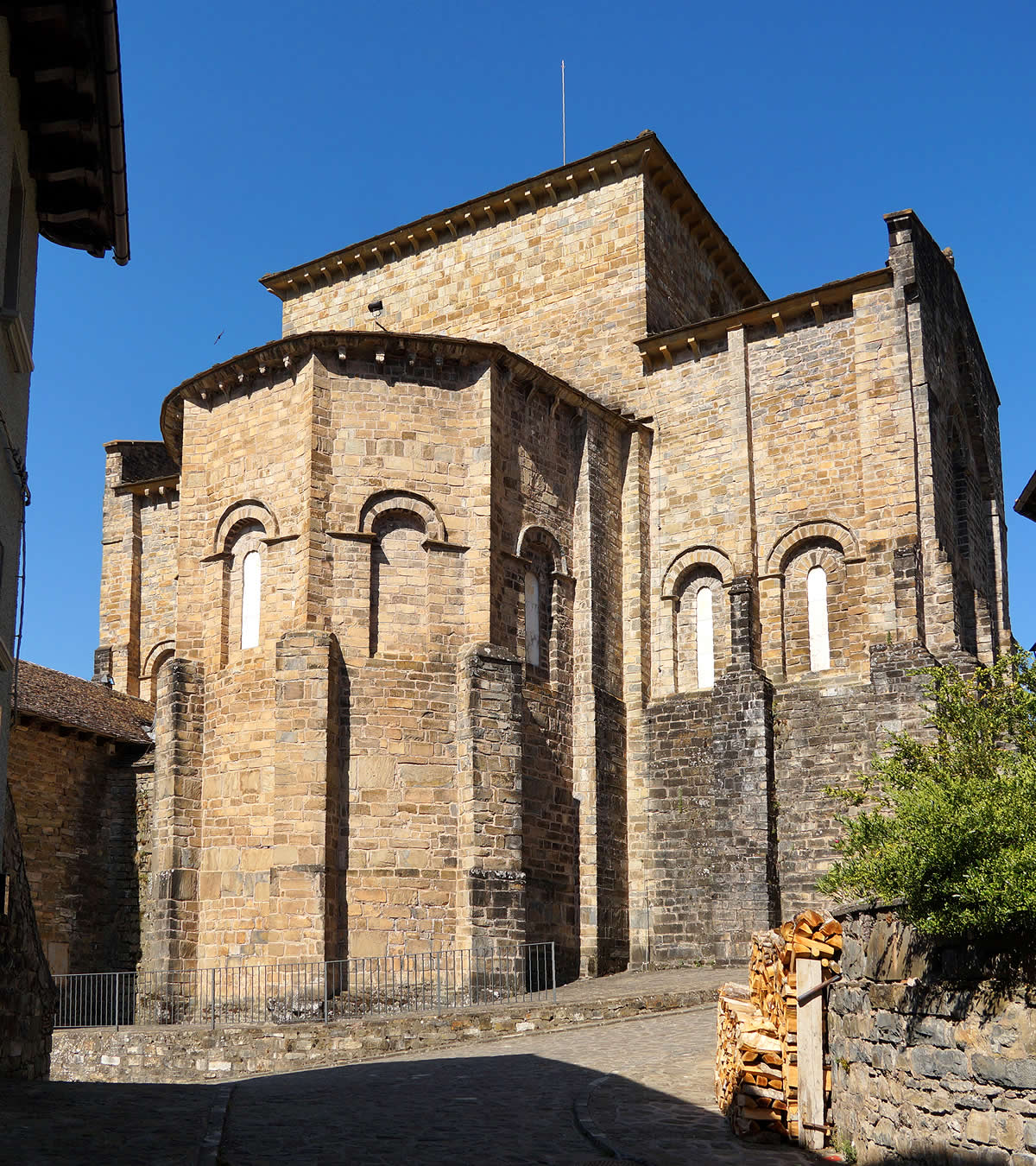 Cabecera de la iglesia mon&aacute;stica