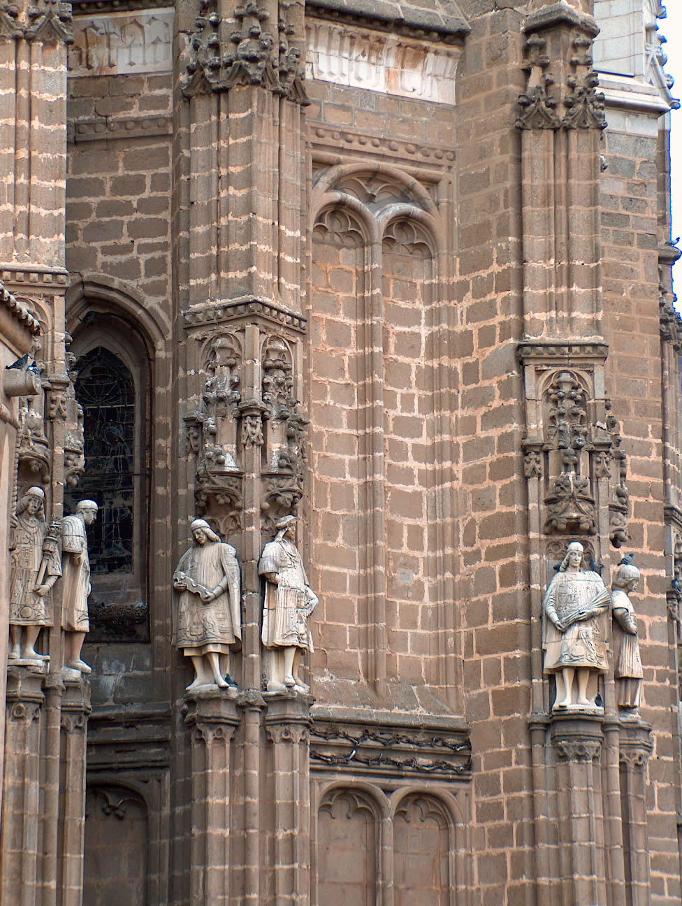 Detalle de la cabecera de la iglesia con pin&aacute;culos y estatuas