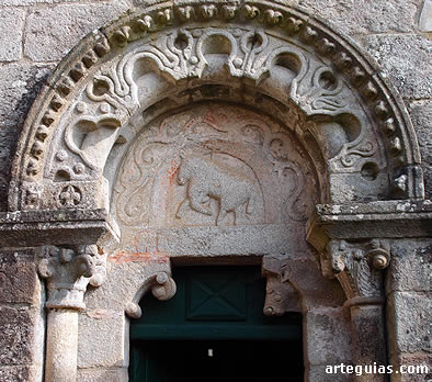Puerta norte con el t&iacute;mpano que lleva un relieve del Agnus Dei