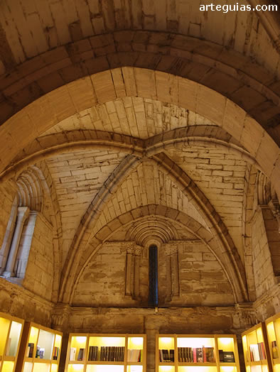 Capilla del Abad, reconvertida en  tienda y librer&iacute;a