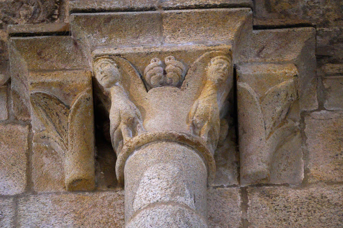Capitel figurativo de arp&iacute;as