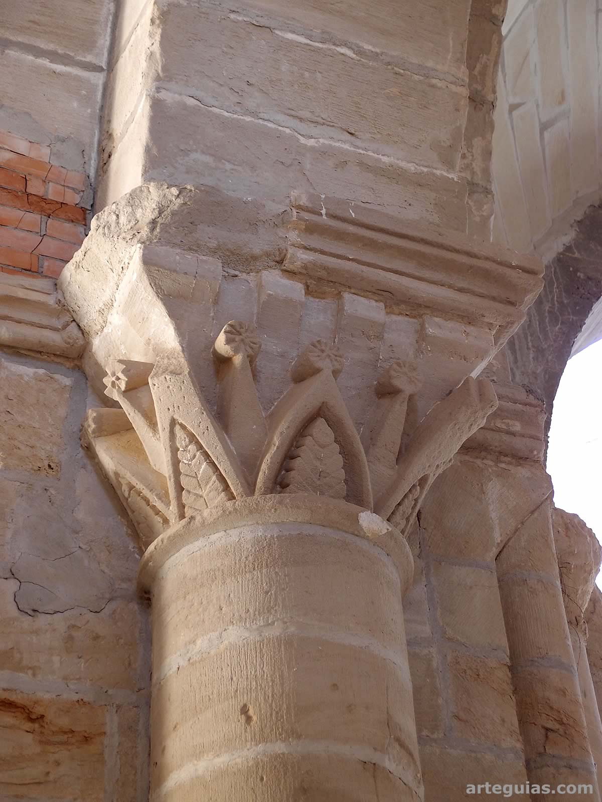 Capitel cisterciense vegetal y geométrico