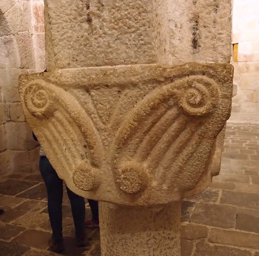 Capitel con volutas de la cripta de Leyre