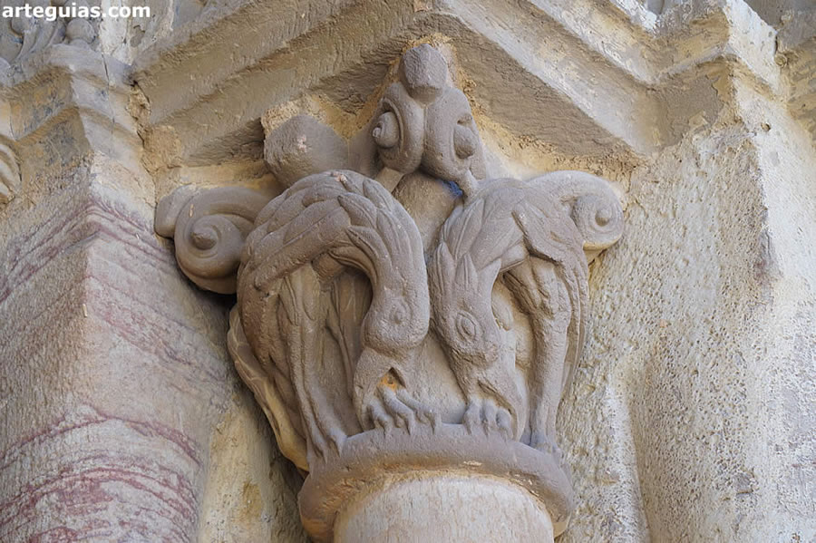 Capitel de aves pic&aacute;ndose las patas. Porta Speciosa
