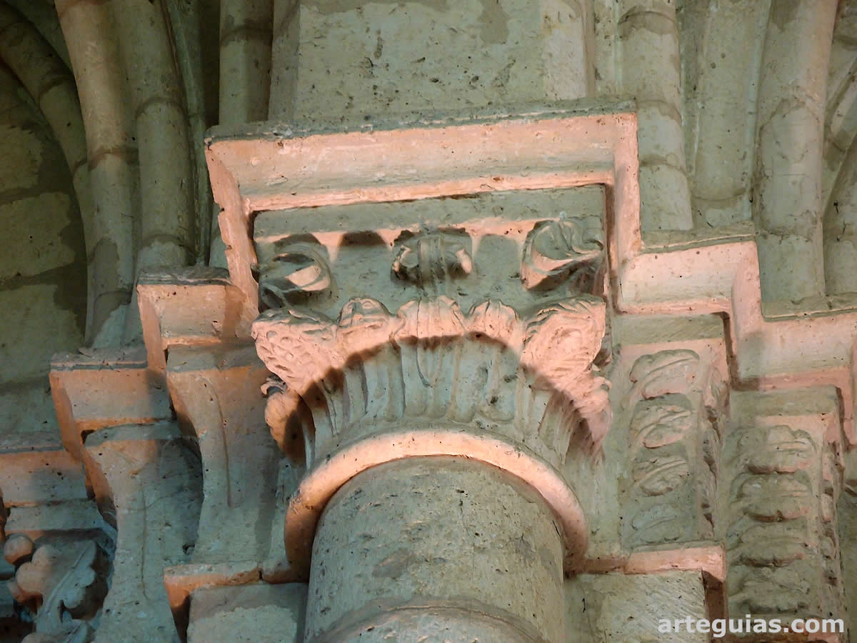 Capitel rom&aacute;nico del interior de la iglesia
