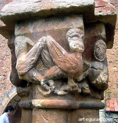 Capiteles con bestias fant&aacute;sticas: arp&iacute;as de ambos sexos