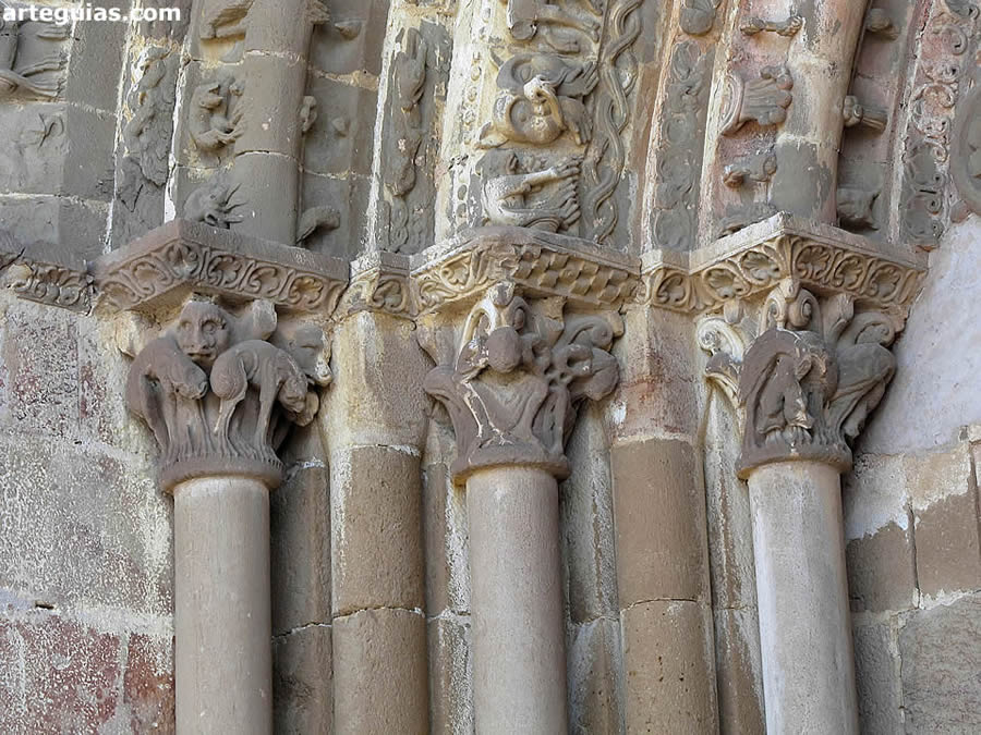 Detalle de los capiteles de la Puerta Speciosa (Leyre)