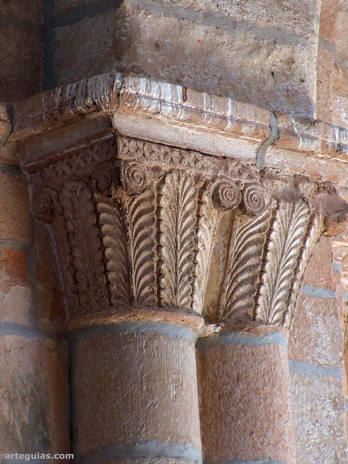 Capiteles dobles vegetales en el interior de la iglesia