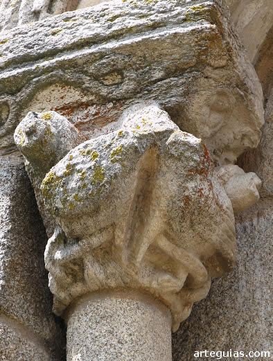 Capitel de una de las ventanas