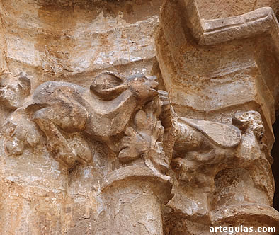 Capitel zoomorfo de la panda occidental del claustro