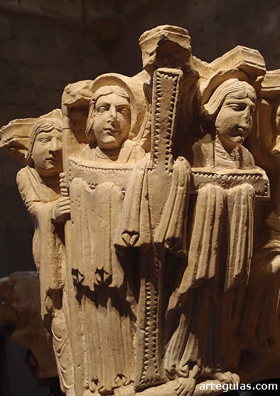 &Aacute;ngeles portando la cruz