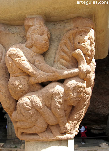 Capitel del claustro de dudosa iconograf&iacute;a