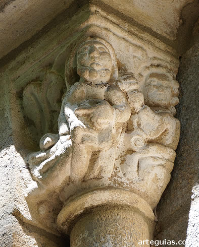 Capitel de uno de los ventanales