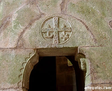 Puerta de acceso a la cripta