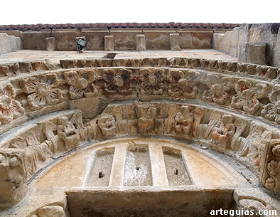 Arquivoltas y t&iacute;mpano de la puerta sur