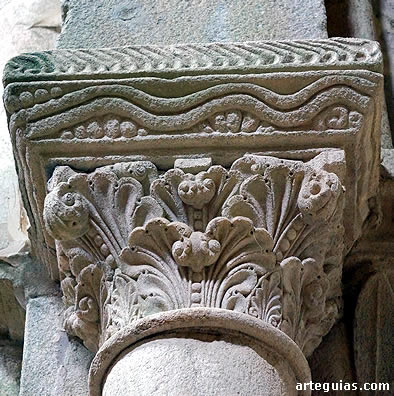 Capitel vegetal del interior de la iglesia