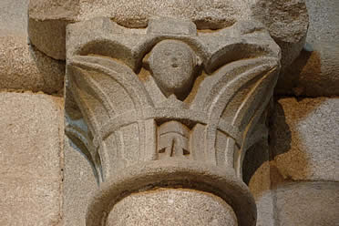 Uno de los escasos capiteles figurados de San Mart&iacute;n de Casta&ntilde;eda