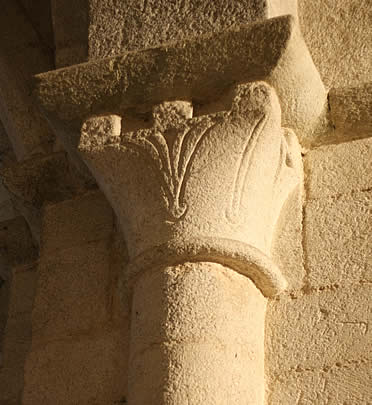 La mayor&iacute;a de capiteles del Monasterio de Casta&ntilde;eda son de sencilla tem&aacute;tica vegetal