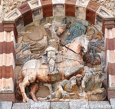 La fachada principal del monasterio est&aacute; decorada con una estatua del Cid Campeador en una batalla contra los musulmanes, al estilo de Santiago Matamoros