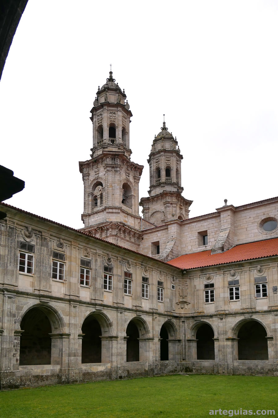 Monasterio de Sobrado dos Monxes: claustro de los Medallones y torres de la iglesia