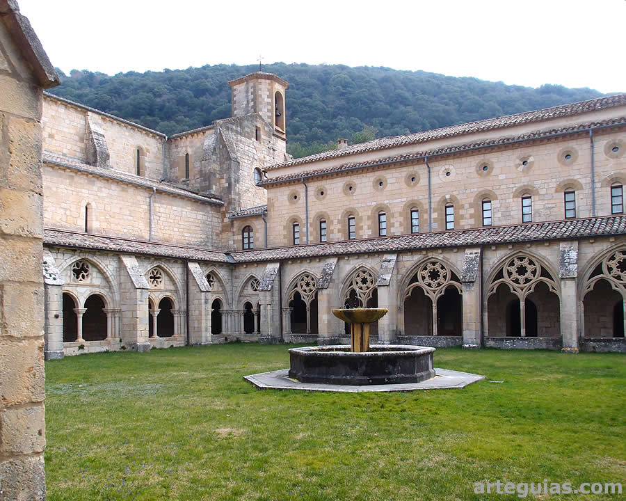 Claustro con pandas de diferentes siglos y estilos artísticos