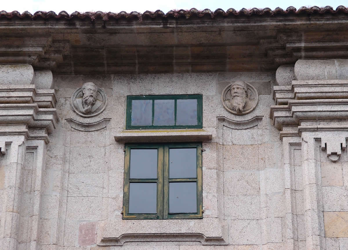 Detalle del claustro reglar o de los medallones