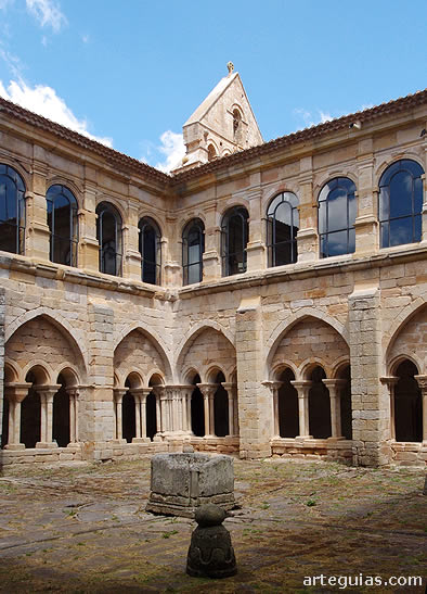 Monasterio de Aguilar de Campoo: claustro de dos pisos de distintos estilos y &eacute;pocas