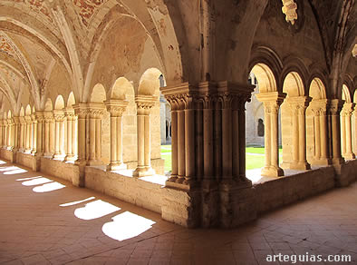 Claustro rom&aacute;nico del monasterio de Valbuena de Duero
